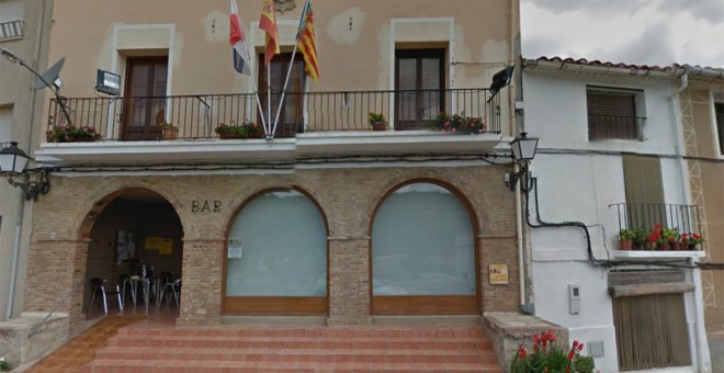 Escudo franquista en la fachada del Ayuntamiento de La Serratella.- GOOGLE MAPS