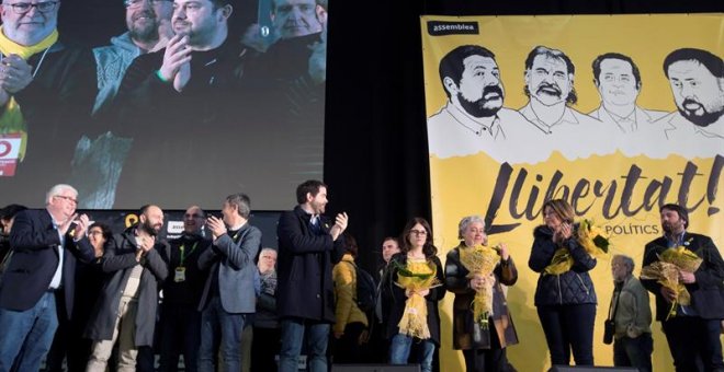 Susana Barreda (4d), mujer de Jordi Sánchez, durante la asamblea general de la ANC que ha tenido lugar hoy en Barcelona. EFE/Marta Pérez