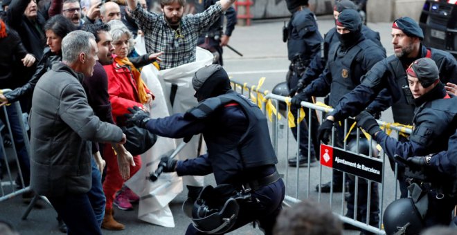 Los Mossos cargan contra los manifestantes en Barcelona. REUTERS/Yves Herman