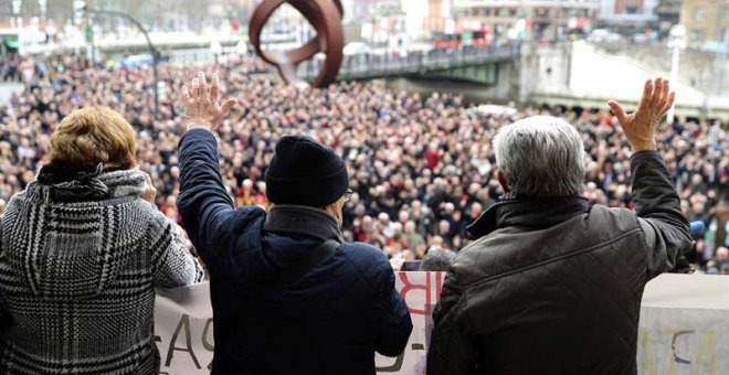 Concentración en Bilbao de la plataforma de asociaciones de jubilados, viudas y pensionistas de Bizkaia y los principales municipios del territorio en defensa de unas pensiones dignas, del sistema público de pensiones y de su actualización en base al IPC.