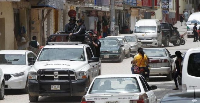 Vista de una patrulla policial en una calle de Chilapa, Guerrero (México). EFE
