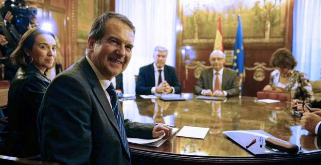 El presidente de la FEMP, Abel Caballero, durante la reunión que ha mantenido con el ministro de Hacienda, Cristóbal Montoro, al fondo. | J.P. GANDUL (EFE)