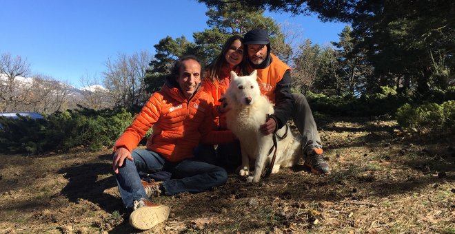 Miembros de El Refugio, con Balea, una perrita rescatada de la la 'finca de los horrores' en Villa del Prado. / EL REFUGIO