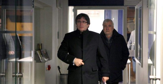 Carles Puigdemont, acompañado por el empresario Josep María Matamala, a su llegada al acto en Gante. | CARLOS REY (EFE)