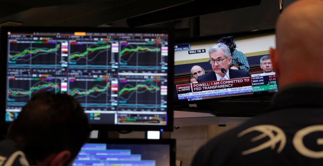 El presidente de la Reserva Federal, Jerome Powell, en un monitor de televisión, en el patio de negociación de la Bolsa de Nueva York (NYSE), en Wall Street. REUTERS/Lucas Jackson