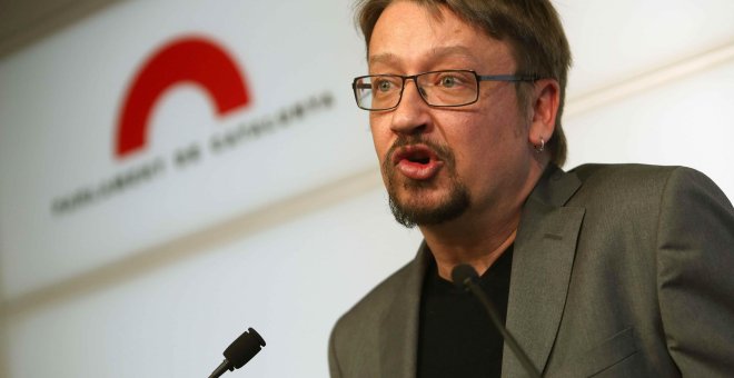 El líder de los Comunes, Xavier Domènech, durante una rueda de prensa en el Parlament. EFE/Toni Albir