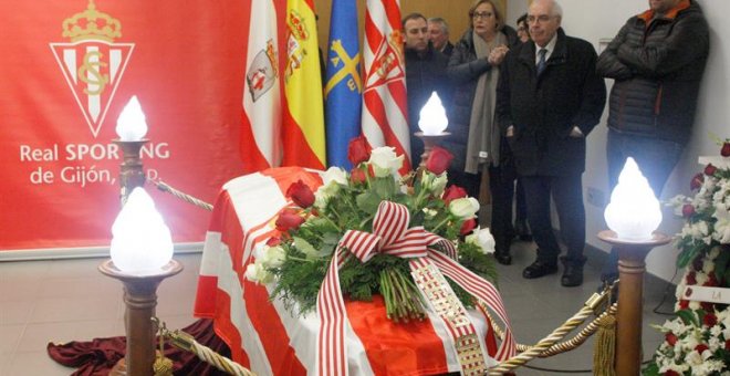 El senador por Asturias Vicente Álvarez Areces (2d) acompaña a familiares del exfutbolista Enrqiue Castro "Quini" en la capilla ardiente instalada desde el mediodía en el estadio de El Molinón. /EFE