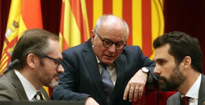 El presidente del Parlament, Roger Torrent (d), y el vicepresidente primero, Josep Costa (i), hablan con el letrado de la cámara, Xavier Muro (c). EFE/ Toni Albir