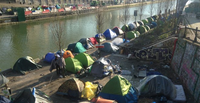 Tiendas de campaña en los márgenes del canal de Saint-Martin.