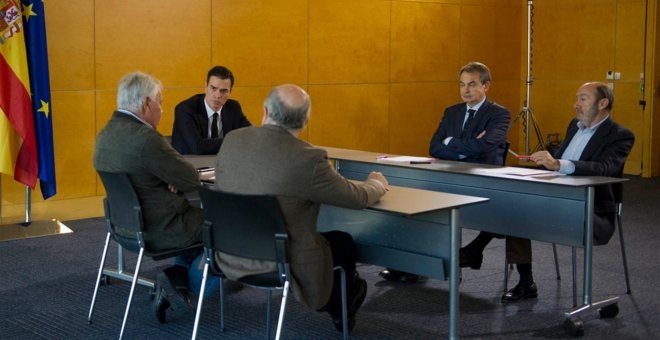 El líder del PSOE, Pedro Sánchez, en un encuentro con sus antecesores en la Secretaría General del partido. E.P.