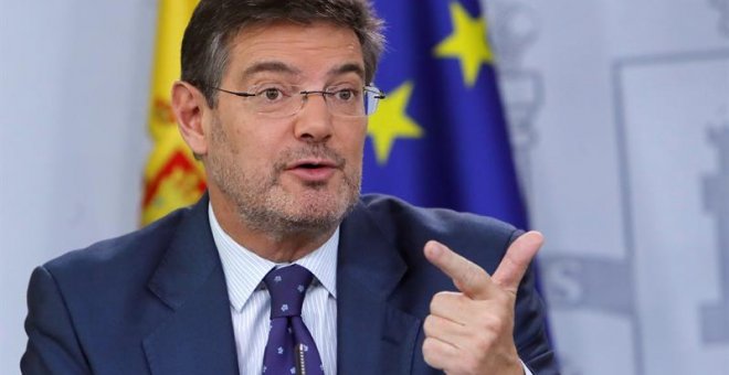 El ministro de Justicia, Rafael Catalá, durante la rueda de prensa que ha dado hoy junto al ministro de Educación y portavoz del Gobierno, Iñígo Méndez de Vigo, posterior al Consejo de Ministros. EFE/ Juan Carlos Hidalgo