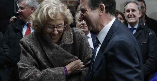 La alcaldesa de Madrid,Manuela Carmena y el presidente de la FEMP, Abel Caballero, durante la reunión convocada por la Federación Española de Municipios y Provincias (FEMP) para exigir al Gobierno que los entes locales puedan reinvertir el superávit que a