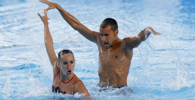 Berta Ferreras y Pau Ribes durante la rutina del dúo mixto libre de natación sincronizada en el Mundial de Budapest 2017. Alberto Estévez/EFE