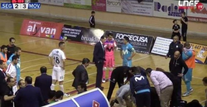 Cecilio, utillero del Inter Movistar, atendido en la pista del Naturpellet Segovia.