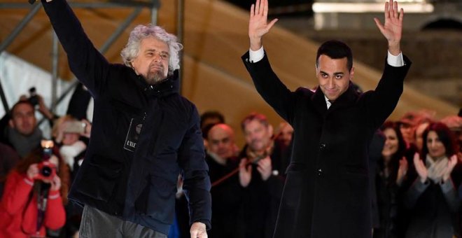 El fundador del partido Movimiento 5 Estrellas (M5S), Beppe Grillo (i), y el candidato del partido a las elecciones generales nacionales Luigi Di Maio pronuncian un discurso durante un acto electoral celebrado en Roma, Italia, el 2 de marzo del 2018. EFE/