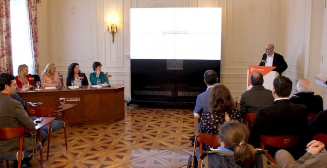 Félix Álvarez en el acto ‘Ahora es el momento’ junto a las ganaderas Marta García y Rosario Arredondo y las empresarias Gema Coria y Marta Álvaro. /TWITTER