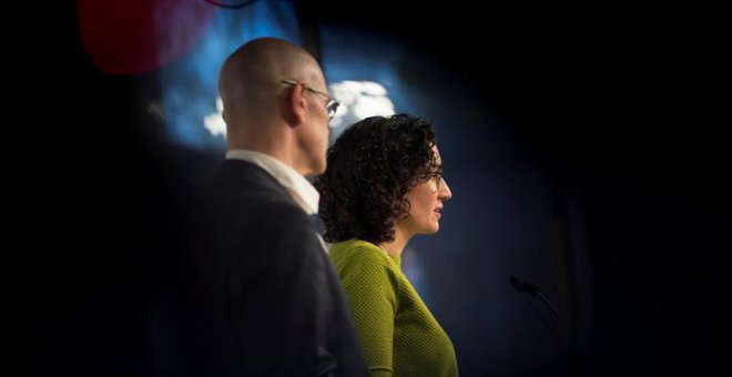 Marta Rovira y Raül Romeva de ERC, valoran en rueda de prensa la reunión mantenida, en el marco de la ronda de contactos que el presidente del Parlament, Roger Torrent. | MARTA PÉREZ (EFE)