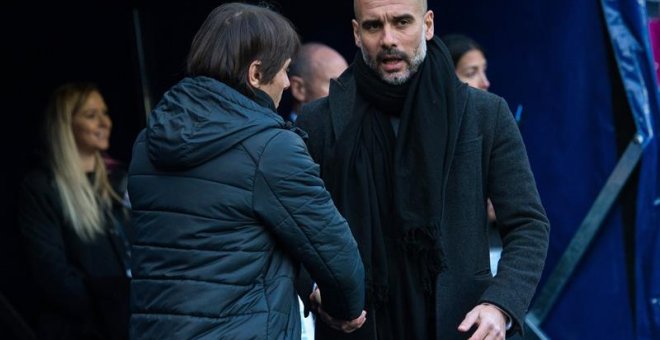 Pep Guardiola saluda a Antonio Conte en el Manchester City-Chelsea que se disputó el pasado domingo. /EFE