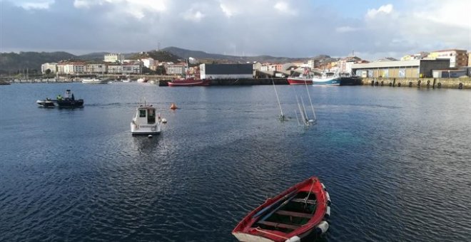 Puerto de Muxía donde se ha hundido un barco con 1.500 litros de gasoil.