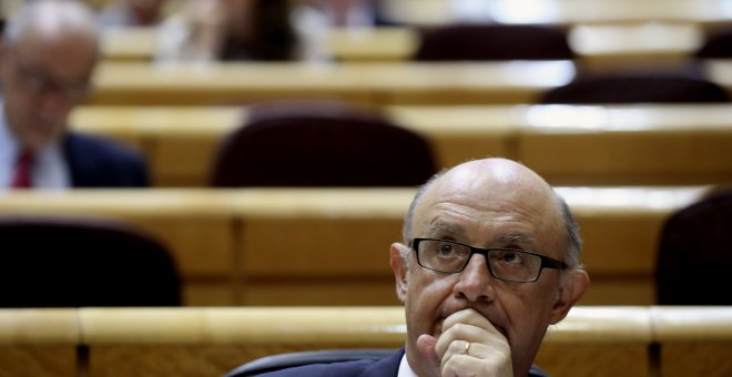 El ministro de Hacienda, Cristóbal Montoro, durante la sesión de control al Gobierno en el pleno del Senado. EFE/Kiko Huesca