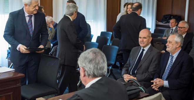 Los expresidentes de la Junta de Andalucía, Manuel Chaves (2d) y José Antonio Griñán, (d), y el exconsejero de Innovación Francisco Vallejo (i) durante el juicio en la Audiencia de Sevilla por la pieza política del caso ERE. EFE/ Raul Caro Cadenas