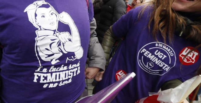 Un grupo de trabajadoras se concentra en la puerta de las instalaciones de Metro de Madrid, con motivo de la jornada de huelga por el Dia Internacional de la Mujer. EFE/JAVIER LIZÓN