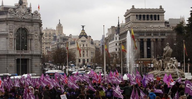 Concentración convocada por los sindicatos en la Plaza de la Cibeles, a las puertas del Ayuntamiento de Madrid, con motivo del Día de la Mujer. EFE/JAVIER LIZÓN