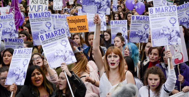 Detalle de la cabecera de la manifestación del 8M en Madrid, que partió de la plaza de Atocha. /J. GÓMEZ