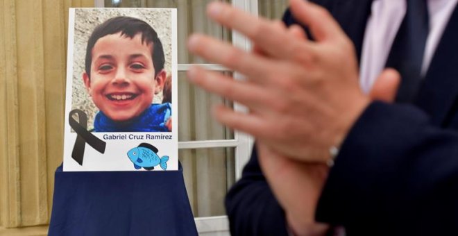 Retrato del niño Gabriel Cruz colocado en el patio de la diputacion de Almería, donde hoy se ha convocado un pleno extraordinario para declarar tres días de luto por su muerte. EFE/Carlos Barba