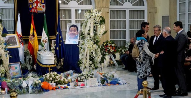 El ministro del Interior, Juan Ignacio Zoido (c), ofrece sus condolencias a los padres de Gabriel Cruz en la capilla ardiente instalada en la Diputación de Almería. EFE/Carlos Barba