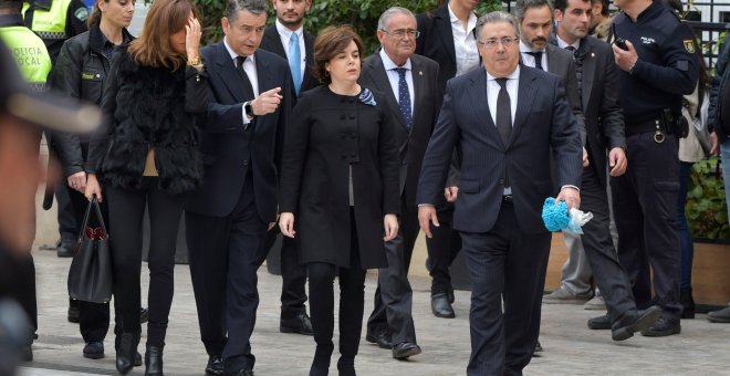 Juan Ignacio Zoido y Soraya Sáenz de Santamaría a la salida de la Catedral de Almería, donde se ha celebrado el funeral por Gabriel Cruz. EFE