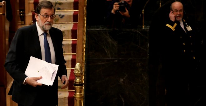 El presidente del Gobierno, Mariano Rajoy, camino a la tribuna del Congreso de los Diputados, para su primera intervención el en debate sobre las pensiones. REUTERS/Sergio Perez