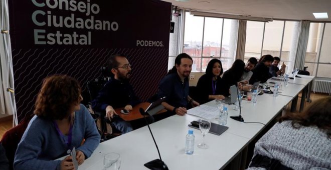 El líder de Podemos, Pablo Iglesias,3i., y el secretario de Organización de Podemos, Pablo Echenique,2i, durante la reunión del Consejo Ciudadano Estatal, que celebra un encuentro "monográfico" para perfilar su estrategia de cara a las elecciones municipa