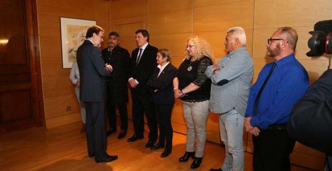 Rajoy saluda a los padres de las víctimas de los casos más crueles. | (GOBIERNO DE ESPAÑA)