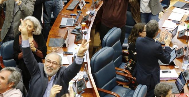 Los diputados de Podemos en la Asamblea celebran el error de Cristina Cifuentes. EFE/J.P. Gandú