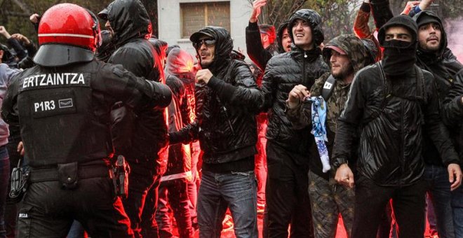 Los aficionados ultras del Olympique de Marsella en las inmediaciones del estadio de San Mamés antes del partido del partido de vuelta de octavos de final de la Liga Europa que el Athletic de Bilbao y Olympique de Marsella disputan hoy. EFE/MIGUEL TOÑA