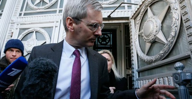 El embajador británico en Moscú abandona el ministerio de Exteriores ruso. | GLEB GARANICH (EFE)