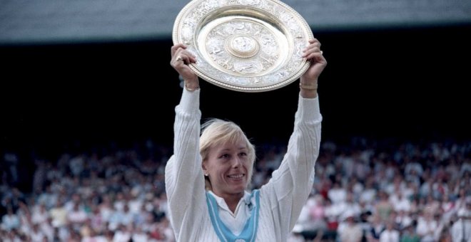 La extenista estadounidense Martina Navratilova tras ganar el torneo de Wimbledon en 1985. REUTERS