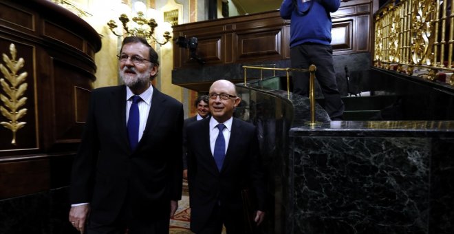 El presidente del Gobierno, Mariano Rajoy, con el ministro de Hacienda, Cristóbal Montoro, en el Hemiciclo del Congreso. E.P.