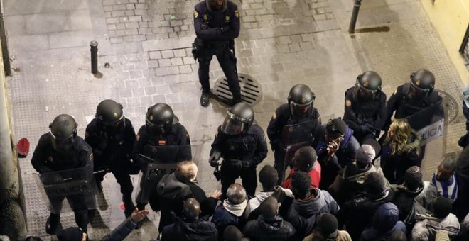 Policías antidisturbios cortan una calle en Lavapiés durante las protestas del pasado jueves tras la muerte del mantero Mame Mbaye.- EFE/JAVIER LIZÓN