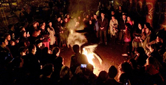 En EEUU viven entre medio millón y un millón y medio de ciudadanos de origen iraní. Incluso en Los Ángeles hay un barrio conocido como Tehrangeles. Jóvenes estadounidenses de origen iraní celebrando el Chaharshanbe suri.