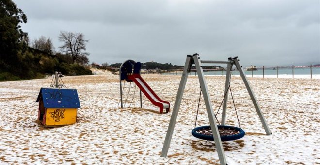 Playa de los Peligros, en la bahía de Santander, tras una intensa granizada que ha provocado inundaciones en varias puntos de la ciudad, calles cubiertas de hielo y ha dificultado el tráfico. EFE/Román G. Aguilera