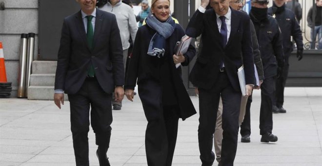 La presidenta de la Comunidad de Madrid, Cristina Cifuentes (c), junto al coordinador general del PP, Fernando Martínez Maíllo (i), y el portavoz popular en el Congreso, Rafael Hernando (d), a su llegada al Congreso de los Diputados, donde hoy comparece e