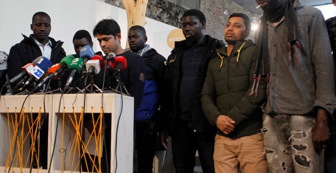 Los asistentes a la rueda de prensa del Sindicato de Manteros y Lateros de Madrid y la Asociación de Sin Papeles de Madrid, guardan un minuto de silencio por Mame Mbaye, el mantero fallecido en una protesta por la criminalización del top manta en Madrid.