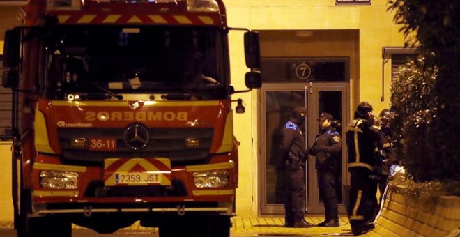 Miembros del cuerpo de bomberos en la calle Benjamín Palencia de Getafe, donde un padre mató a sus hijos y luego  incendió la vivienda. /EFE