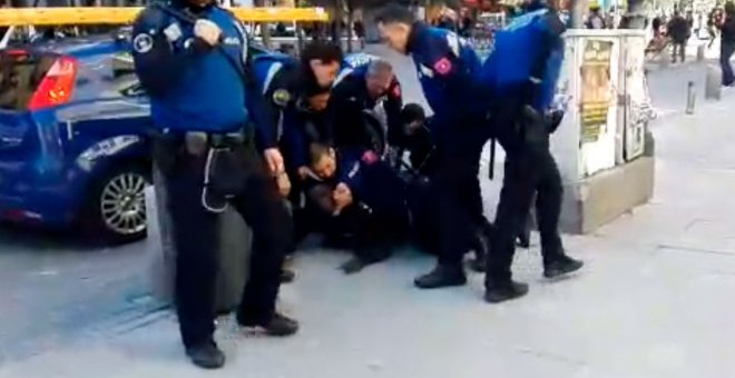 Varios agentes de la Policía Municipal detienen a un joven senegalés en la Plaza de Lavapiés de Madrid.- PÚBLICO