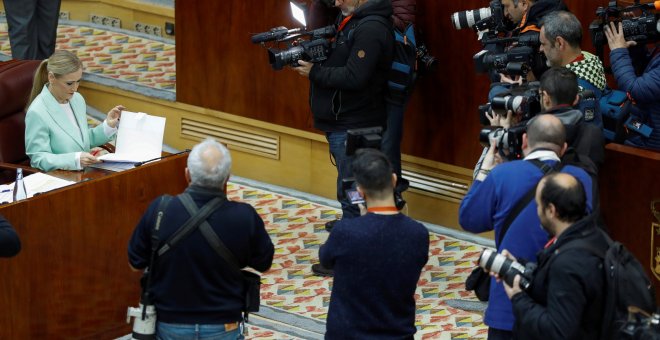 La presidenta de la Comunidad de Madrid, Cristina Cifuentes, durante el pleno de la Asamblea de Madrid celebrado hoy en medio de la polémica por las calificaciones del máster universitario de la presidenta regional. EFE