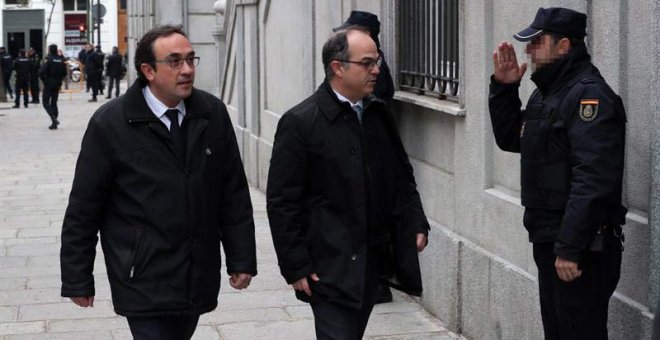 El candidato de Junts per Catalunya (JxCat) a la presidencia de la Generalitat, Jordi Turull (derecha), y el diputado de JxCat Josep Rull (izquierda) a su llegada al Tribunal Supremo. | ZIPI (EFE)
