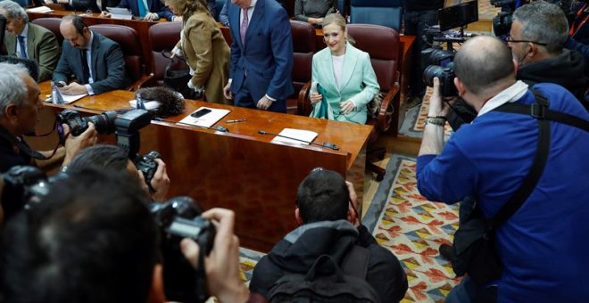 La presidenta de la Comunidad de Madrid, Cristina Cifuentes, rodeada de periodistas durante el pleno de la Asamblea de Madrid celebrado hoy en medio de la polémica por las calificaciones del máster universitario de la presidenta regional. EFE/Emilio Naran