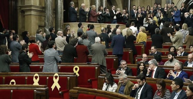 Diputats al Parlament de Catalunya aplaudeixen llargament als familiars dels presos polítics presents a l'hemicicle, mentre els representants del PSC i C's es queden asseguts / EFE Andreu Dalmau